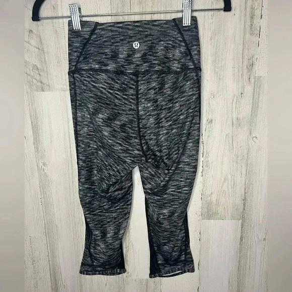 Lululemon Drop it like it’s hot crop capri leggings black and white size 2 - Picture 5 of 6